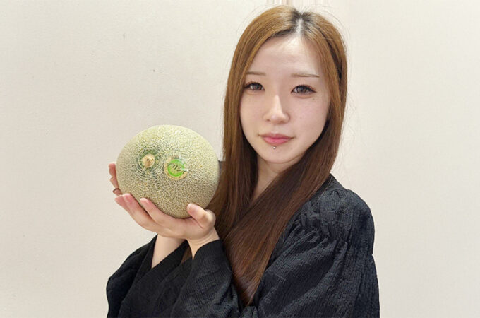 ヘアーメイクアップアーティストになるという、夢の実現に向かいます。